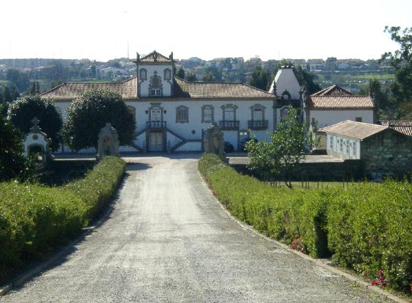 Quinta do Chantre, com todo o conjunto de edificações, nomeadamente a casa, a capela, os chafarizes do terreiro, a janela do jardim e a portada