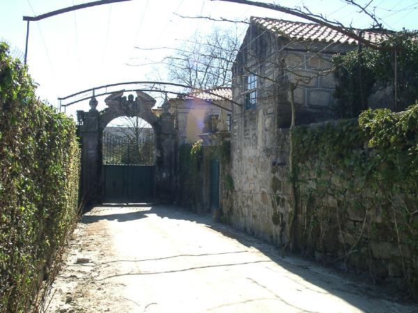 Casa de Recarei, incluindo os jardins do século XVII e os elementos escultóricos atribuídos a Nicolau Nasoni