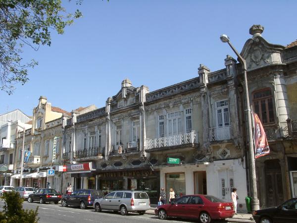 Conjunto arquitetónico constituído pelos imóveis sitos na Avenida Dr. António Lourenço Peixinho, 64 a 88