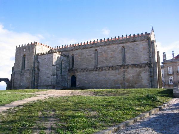 Igreja de Santa Clara, compreendendo os túmulos, designadamente os dos fundadores D. Afonso Sanches e D. Teresa Martins