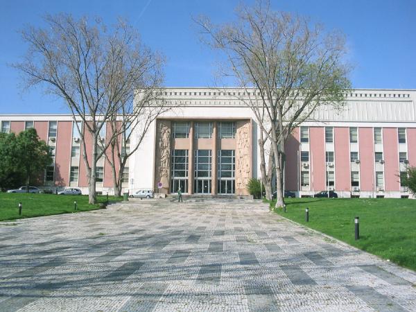 Edifício da Biblioteca Nacional de Portugal e jardins envolventes