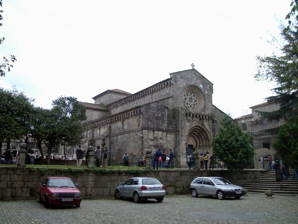 Igreja, sacristia, claustro e respectiva fonte e cruzeiro de Paço de Sousa
