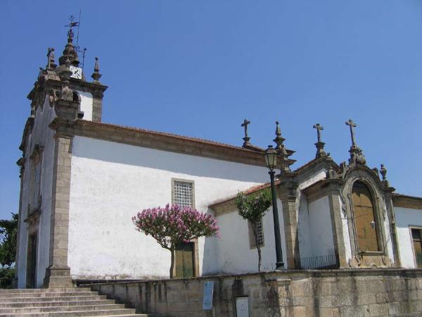 Igreja matriz de Arcos de Valdevez, incluindo os azulejos tipo «tapete» e os retábulos de talha