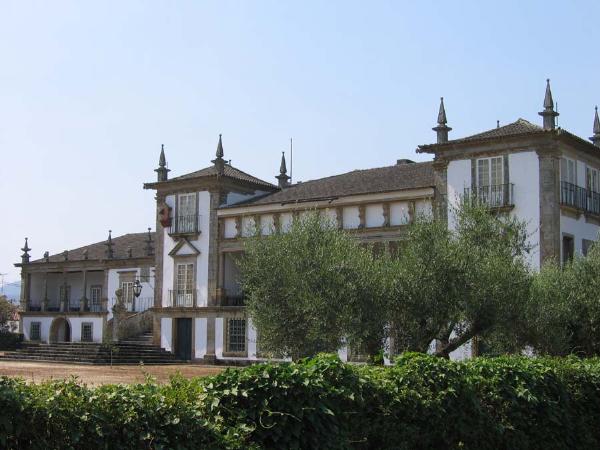 Solar de Bertiandos, incluindo a alameda de carvalhos que do solar vai até ao rio