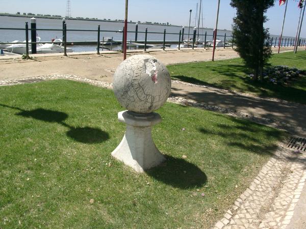 Marco de Légua (restos em depósito na Câmara Municipal de Vila Franca de Xira)