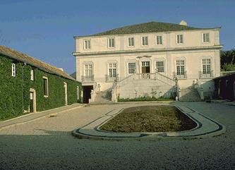 Casa da Quinta das Lapas, com a respectiva cerca, a praça frente à Capela, a alameda e a Capela de Santo António