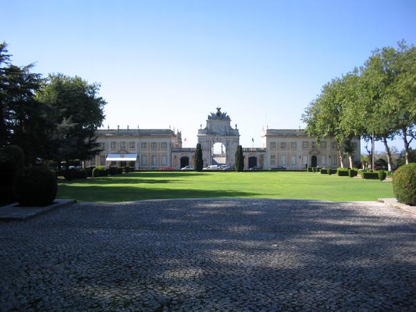 Palácio de Seteais, incluindo o conjunto de construções e terreiro vedado, jardins, terraços e quinta