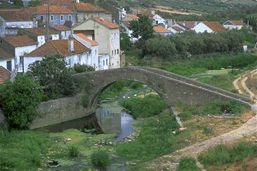 Ponte antiga em Cheleiros