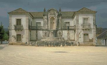Palácio da Mitra, aqueduto, pombais, chafarizes, igreja, monumental portão de entrada e toda a área murada da antiga quinta