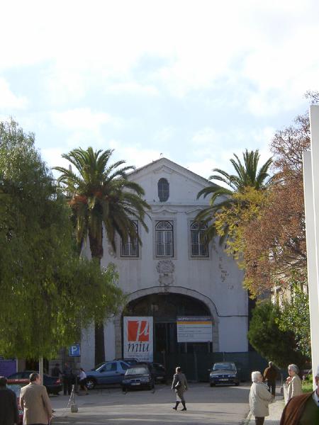 Antiga Igreja do Convento dos Capuchos, bem como a boca de cisterna revestida a azulejo existente num dos pátios do hospital e ainda todas as dependências decoradas com lambrins de azulejo, incluindo o claustro e a escadaria nobre