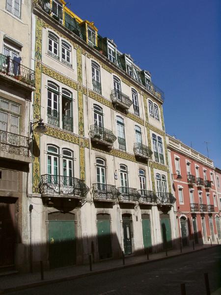 Edifício situado na Rua das Janelas Verdes, 70 a 78