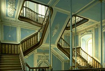 Escadaria do palácio onde está [esteve] instalado o Batalhão de Caçadores n.º 5