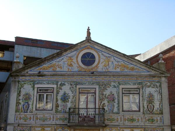Prédio com os n.os 24-26 no Largo do Intendente, Fábrica de Cerâmica da Viúva Lamego