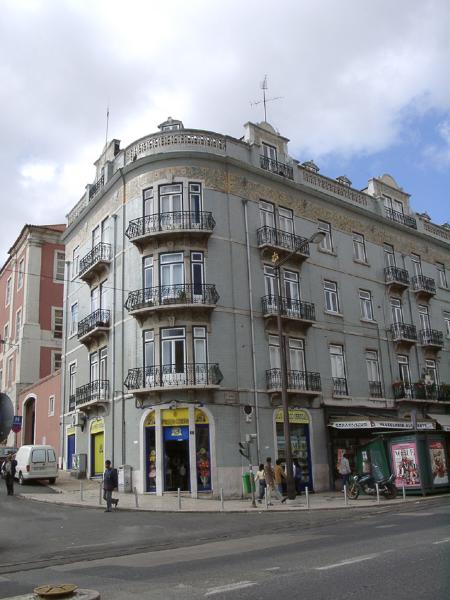 Edifício situado na Avenida do Almirante Reis, 1 a 1-C, tornejando para a Rua Nova do Desterro, 2 e 2-A
