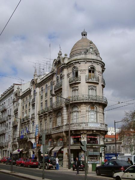 Prédio situado no gaveto formado pela Avenida do Almirante Reis, 2 a 2-K, e Largo do Intendente Pina Manique, 1 a 6