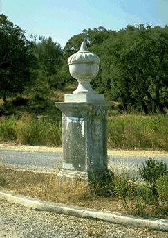 Um marco de cruzamento no sítio denominado Alvarinho