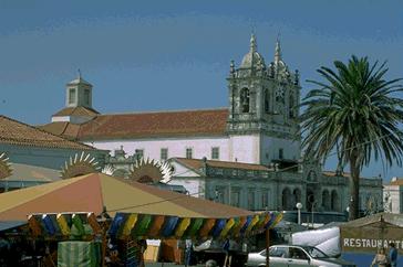 Igreja de Nossa Senhora da Nazaré, incluindo os azulejos que a revestem