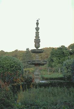 Fonte existente nos jardins da Quinta da Boavista