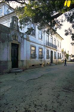 Casa da Quinta do Tanque, ou dos Cerveiras, e grupo escultórico de São Cosme e São Damião existente na capela anexa à referida casa