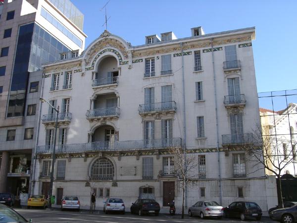 Edifício sito na Rua Alexandre Herculano, 57