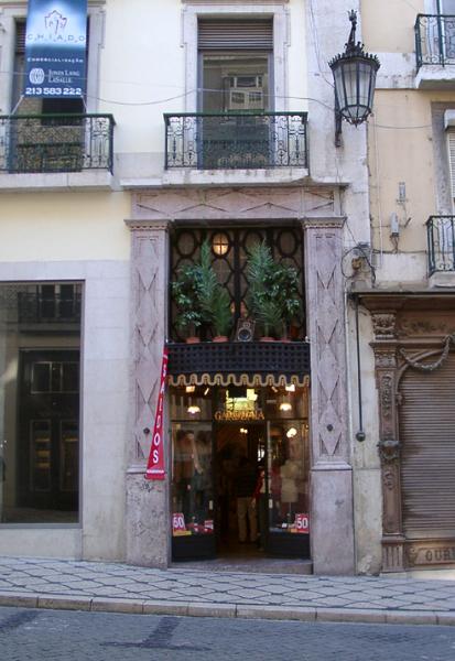 Edifício na Rua Garrett, onde se encontra instalada a Casa Gardénia, incluindo a decoração interior da referida loja