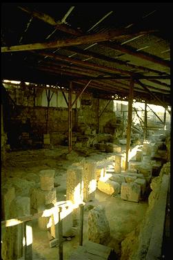 Ruínas do teatro romano dedicado a Nero