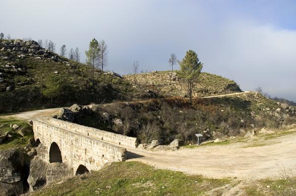 Ponte medieval sobre a Ribeira de Figueiró, conhecida na região por «ponte romana de Albarrol» e «ponte romana de Vila Flor»