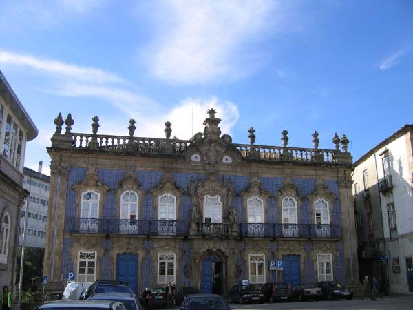A fachada <i>rocaille</i> e escadaria do Palácio do Raio