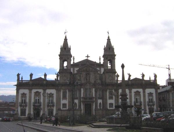 A fachada principal do Hospital de São Marcos e a da respectiva Igreja